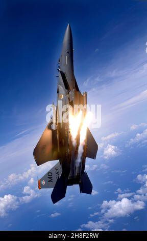 Un avion de chasse F-15E de la Force aérienne américaine Strike Eagle avec le 391 Expeditionary Squadron, libère des fusées lors d'une ascension verticale pendant l'entraînement aérien à la base aérienne d'Anderson le 16 juin 2005 à Yigo, Guam. Banque D'Images