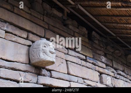 Complexe du temple de Chavin de Huantar, province d'Ancash, Pérou.La photo montre la tête clouée, la dernière debout sur le site original, un zoomorphi Banque D'Images