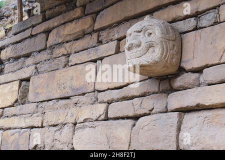 Complexe du temple de Chavin de Huantar, province d'Ancash, Pérou.La photo montre la tête clouée, la dernière debout sur le site original, un zoomorphi Banque D'Images