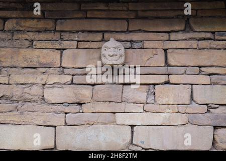 Complexe du temple de Chavin de Huantar, province d'Ancash, Pérou.La photo montre la tête clouée, la dernière debout sur le site original, un zoomorphi Banque D'Images