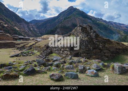 Complexe du temple de Chavin de Huantar, province d'Ancash, Pérou.Dans la photographie, partie de l'extérieur du temple Chavín où il est possible de voir l'icône Banque D'Images