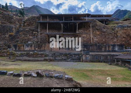 Complexe du temple de Chavin de Huantar, province d'Ancash, Pérou.Dans la photographie, partie de l'extérieur du temple Chavín où il est possible de voir l'icône Banque D'Images