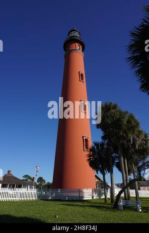 Vue sur le phare de Ponce Inlet, juste au sud de Daytona Beach, en Floride, contre un ciel bleu sans nuages. Banque D'Images