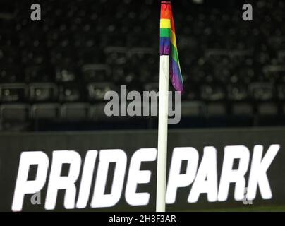 Derby, Angleterre, le 29 novembre 2021.Un drapeau d'angle arc-en-ciel avant le match du championnat Sky Bet au stade Pride Park, Derby.Le crédit photo doit être lu : Darren Staples / Sportimage Banque D'Images