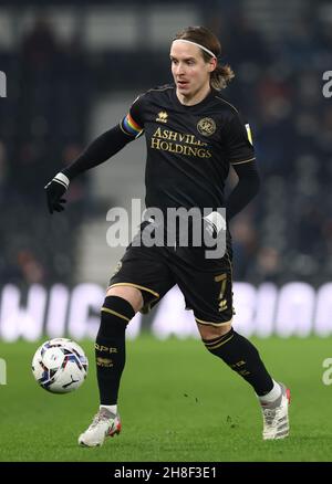 Derby, Angleterre, le 29 novembre 2021.Stefan Johansen de QPR pendant le match de championnat du Sky Bet au Pride Park Stadium, Derby.Le crédit photo doit être lu : Darren Staples / Sportimage Banque D'Images