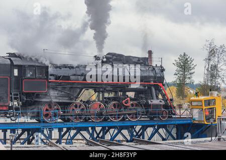 Locomotive à vapeur rétro au cercle de braquage.Gare de Ruskeala Mountain Park. Banque D'Images