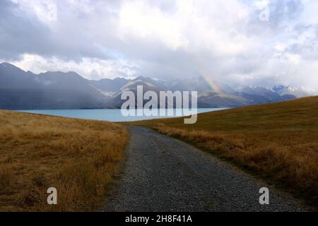 La route étroite mène au lac Banque D'Images