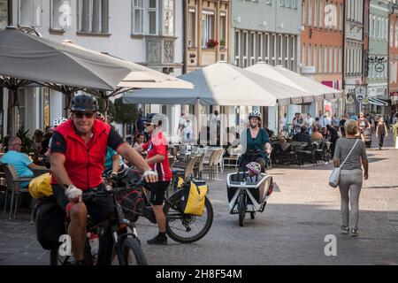 Photo du centre ville de Villach, Autriche, Carinthie, avec différents cyclistes, cyclotouristes, mais aussi une mère avec un enfant dans un enfant Banque D'Images