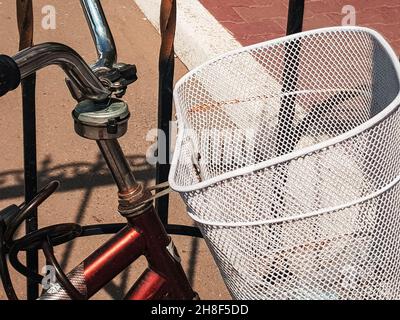 Panier en osier et guidon en métal gros plan sur vélo d'époque. Banque D'Images