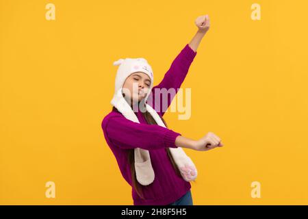 drôle adolescent danse vêtements tricoté chapeau, enfance Banque D'Images