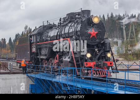 Ruskeala, Russie - 01 octobre 2021 : locomotive à vapeur rétro au tournant.Gare de Ruskeala Mountain Park. Banque D'Images