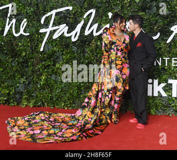 Londres, Royaume-Uni.29 novembre 2021.L'actrice indienne Priyanka Chopra et le singulière américain Joe Jonas assistent aux Fashion Awards au Royal Albert Hall, Londres, le lundi 29 novembre 2021.Photo par Rune Hellestad/UPI crédit: UPI/Alay Live News Banque D'Images