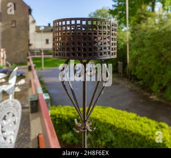 Vadstena, Suède - 23 mai 2021 : un vieux porte-bougie en métal noir sur la terrasse de l'hôtel monastère et un arrière-plan flou Banque D'Images