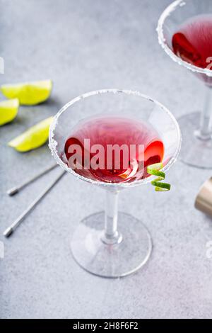 Martini Cosmopolitan traditionnel avec rebord de sucre et garniture Banque D'Images