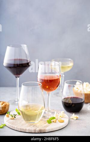 Vin rouge, blanc et rose dans différents verres Banque D'Images