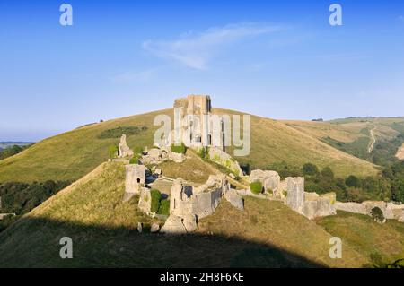 Les ruines spectaculaires du XIe siècle au sommet d'une colline du château de Corfe, île de Purbeck, Dorset, Angleterre, Royaume-Uni Banque D'Images