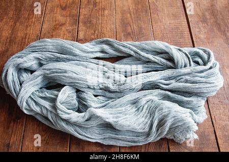 Chemin de gaze gris style boho, nappe rustique pour le décor de mariage sur fond clair Banque D'Images