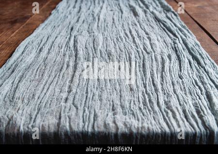 Chemin de gaze gris style boho, nappe rustique pour le décor de mariage sur fond clair Banque D'Images