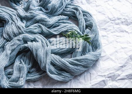 Chemin de gaze gris style boho, nappe rustique pour le décor de mariage sur fond clair Banque D'Images