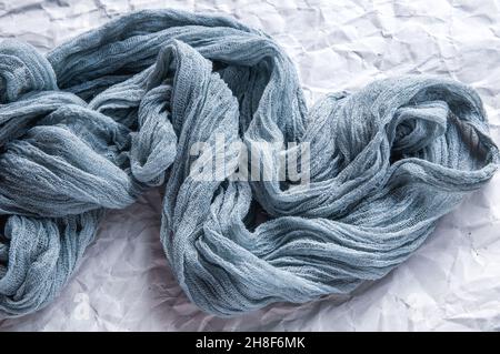 Chemin de gaze gris style boho, nappe rustique pour le décor de mariage sur fond clair Banque D'Images