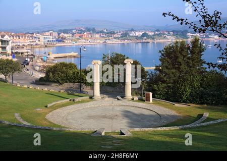 Vue depuis les jardins de Prince Albert avec son amphithéâtre romain surplombant la ville et la côte de Swanage, l'île de Purbeck, Dorset, Angleterre, Royaume-Uni Banque D'Images