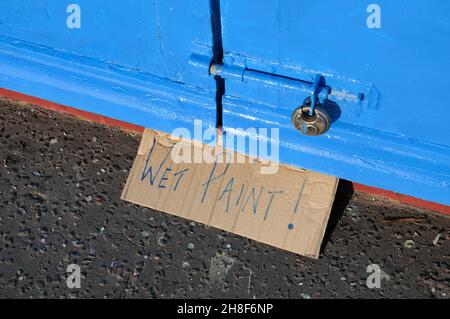 Affiche peinture humide inscrite sur le carton Banque D'Images