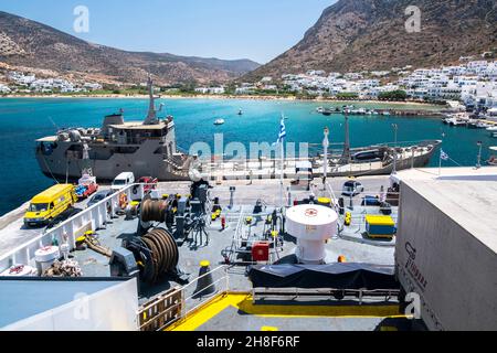 Les passagers débarquent du ferry à Sifnos, Grèce Banque D'Images