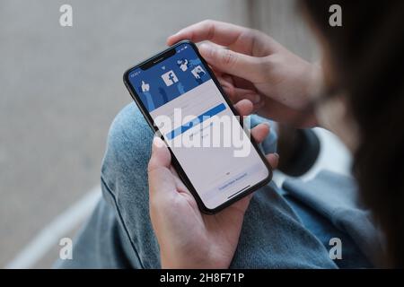 CHIANG MAI, THAÏLANDE - 28 NOVEMBRE 2021 : logo de l'application Facebook sur les médias sociaux à la connexion, page d'inscription sur l'écran de l'application mobile sur l'iPhone X en personne Banque D'Images