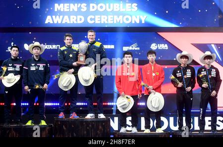 (211130) -- HOUSTON, le 30 novembre 2021 (Xinhua) -- première place Kristian Karlsson (3e L)/Mattias Falck (4e L), deuxième place Jang Woojin (1re L)/Lim Jonghoon (2e L) de la Suède, troisième place Lin Gaoyuan (3e R)/Likami Woojin de la Corée du Sud (3e L)/Togsuang Shunke (4e place) et le Japon (Jingkang Jingkang Jun)(2e R)/Uda Yukiya pose lors de la cérémonie de remise des doubles hommes à la finale des Championnats du monde de tennis de table 2021 à Houston, aux États-Unis, le 29 novembre 2021.(Xinhua/Wu Xiaoling) Banque D'Images