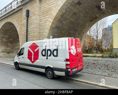 PRAGUE, RÉPUBLIQUE TCHÈQUE - 24 novembre 2021 : une fourgonnette de la compagnie de transport DPD garée à Negrelli Viaduct à Prague Karlin. Banque D'Images