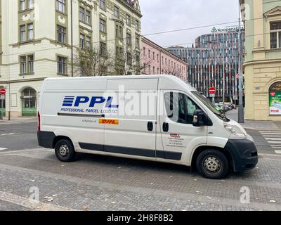 PRAGUE, RÉPUBLIQUE TCHÈQUE - 24 novembre 2021 : une fourgonnette de la société de transport PPL (qui fait partie de la société allemande DHL) garée à Prague Karlin. Banque D'Images