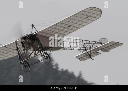 Réplique d'avion historique Bleriot XI dans l'air en noir et blanc Banque D'Images