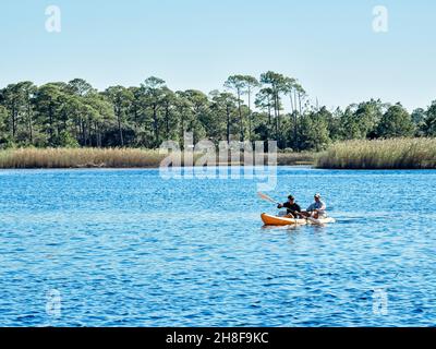 Les gens qui font du kayak à Western Lake dans le parc national de Grayton Beach, une zone de loisirs touristique populaire dans la côte du golfe de Floride. Banque D'Images