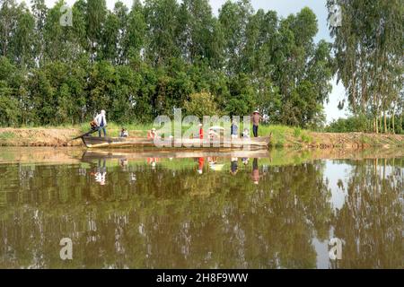 District de MOC Hoa, province de Tay Ninh, Vietnam - 21 novembre 2021 : les touristes font une excursion en bateau pour explorer le marais de la province de Tay Ninh, Vietnam Banque D'Images