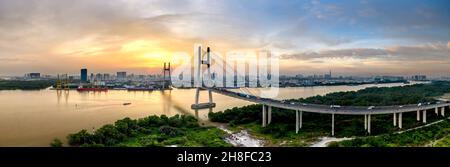 Panorama de Phu My Bridge dans le District 2, Ho Chi Minh ville, Vietnam au coucher du soleil, vue d'en haut Banque D'Images