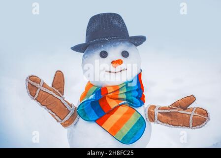 Charmant bonhomme de neige dans un village enneigé.Bonhomme de neige.Bonhommes de neige.Faire de la bonhomme de neige et de l'hiver. Banque D'Images