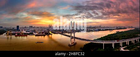 Panorama de Phu My Bridge dans le District 2, Ho Chi Minh ville, Vietnam au coucher du soleil, vue d'en haut Banque D'Images
