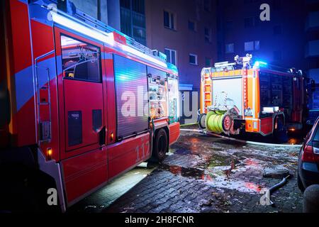 Berlin, Allemagne.30 novembre 2021.Des camions d'incendie se trouvent devant un immeuble d'appartements à Obstallee, à Staaken.Vers 0:30, les pompiers ont été alertés à cause d'un incendie au sous-sol dans l'immeuble de onze étages.Une personne soupçonnée d'intoxication par la fumée a été traitée par le service de secours et transportée dans une clinique.Les onze autres personnes ont été prises en charge dans un bus BVG.Le service des incendies était sur les lieux avec 70 membres du personnel d'urgence et 20 appareils respiratoires étaient nécessaires.Credit: Annette Riedl/dpa/Alay Live News Banque D'Images