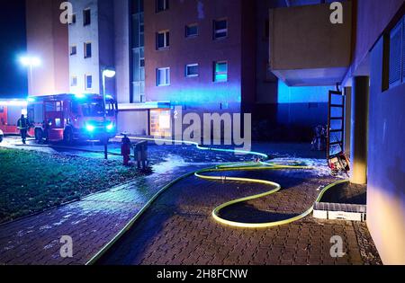 Berlin, Allemagne.30 novembre 2021.Des camions d'incendie se trouvent devant un immeuble d'appartements à Obstallee, à Staaken.Vers 0:30, les pompiers ont été alertés à cause d'un incendie au sous-sol dans l'immeuble de onze étages.Une personne soupçonnée d'intoxication par la fumée a été traitée par le service de secours et transportée dans une clinique.Les onze autres personnes ont été prises en charge dans un bus BVG.Le service des incendies était sur les lieux avec 70 membres du personnel d'urgence et 20 appareils respiratoires étaient nécessaires.Credit: Annette Riedl/dpa/Alay Live News Banque D'Images