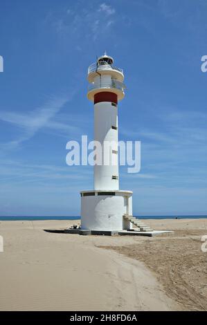 Plage et Faro del Fangar à Deltebre, dans la région de Baix Ebre, province de Tarragone, Catalogne, Espagne Banque D'Images