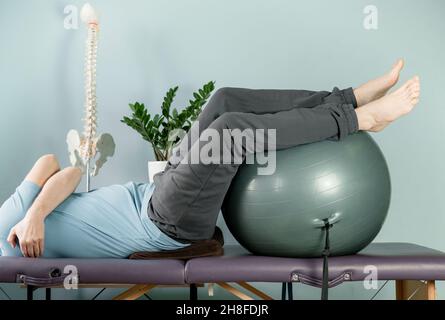 Exercices de rotation sur le ballon de fitness en position de repos constructive Banque D'Images