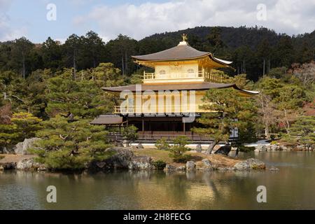 Kyoto, Japon.26 novembre 2021.Vue sur le Pavillon d'or (Temple Kinkaku-ji).Rokuon-ji, communément appelé 'Kinkaku-ji', est un temple zen de l'école Shokoku-ji de la dénomination bouddhiste Rinzai.Le Pavillon d'or et le jardin du temple sont inscrits au patrimoine culturel mondial depuis 1994.(Photo de Stanislav Kogiku/SOPA Images/Sipa USA) crédit: SIPA USA/Alay Live News Banque D'Images