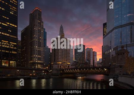 Vue sur le centre-ville de Chicago sur la rivière. Banque D'Images