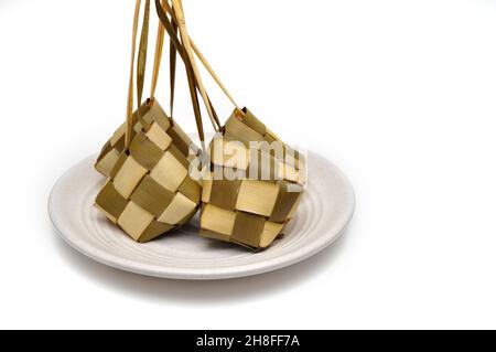 Le Ketopas est un type de boulonnage fait à partir de riz emballé dans un contenant en forme de diamant de poche de feuilles de palmier tissées. Communément trouvé en Indonésie, Malaisie, Banque D'Images