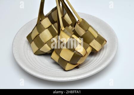 Le Ketopas est un type de boulonnage fait à partir de riz emballé dans un contenant en forme de diamant de poche de feuilles de palmier tissées. Communément trouvé en Indonésie, Malaisie, Banque D'Images