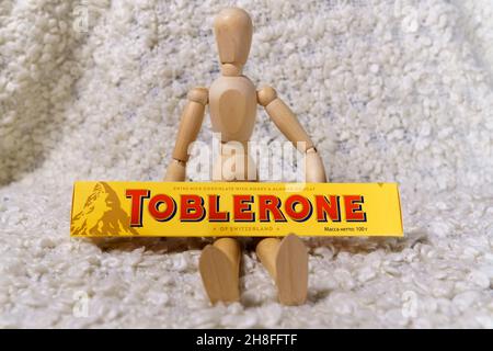 Tyumen, Russie-27 novembre 2021 : le logo de Toblerone est une barre de chocolat suisse de Mondelez International. Banque D'Images