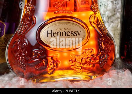 Tyumen, Russie-27 novembre 2021 : Cognac Hennessy X.O.Logo du flacon mise au point sélective Banque D'Images