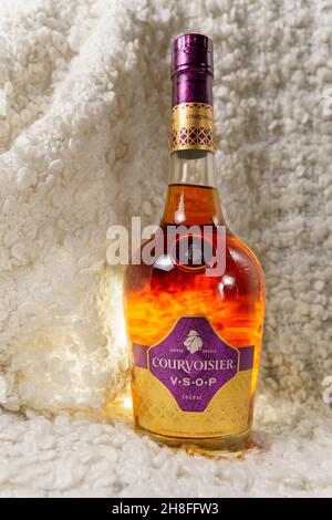 Tyumen, Russie-27 novembre 2021 : bouteille de cognac très spécial Courvoisier.Photo verticale Banque D'Images