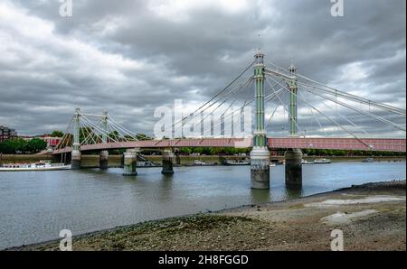 Albert Bridge, un pont routier au-dessus du Tideway of the River Thames reliant Chelsea à Battersea à Londres, Royaume-Uni. Banque D'Images