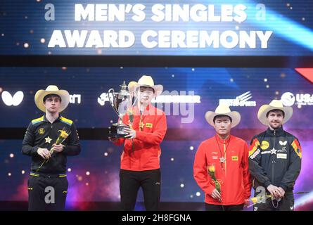 (211130) -- HOUSTON, 30 novembre 2021 (Xinhua) -- médaillé d'or Fan Zhendong (2e L) de Chine, médaillé d'argent Truls Moregard (1er L) de Suède, médaillé de bronze Tim Boll (1er R)De l'Allemagne et Liang Jingkun de la Chine posent sur le podium lors de la cérémonie de remise des prix après le match final masculin des célibataires entre Fan Zhendong de la Chine et Truls Moregard de la Suède lors des finales des Championnats du monde de tennis de table 2021 à Houston, aux États-Unis, le 29 novembre 2021.(Xinhua/Wu Xiaoling) Banque D'Images